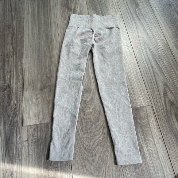 Gymshark Gray Adapt Butterfly Seamless Sports Bra and Leggings Set - Picture 5 of 7